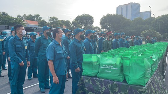 HCMC High Command presents 100,000 Covid-19 relief aids to needy people ảnh 7
