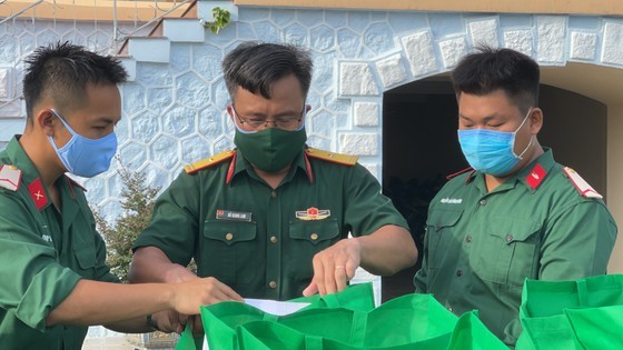 HCMC High Command presents 100,000 Covid-19 relief aids to needy people ảnh 4