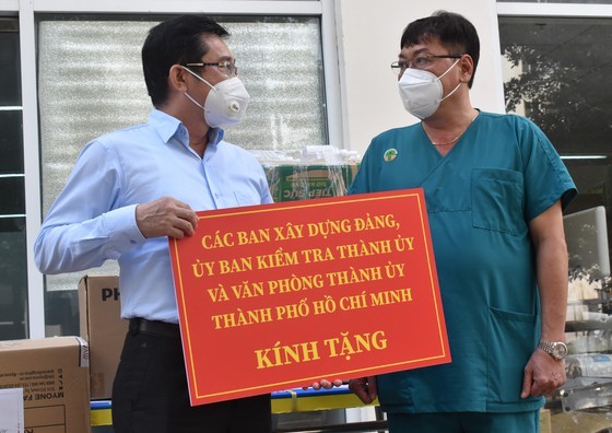 HCMC greatly appreciates frontline workers’ dedication ảnh 6