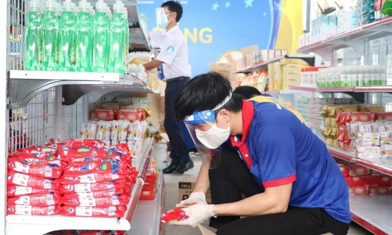 HCMC allows supermarket, convenience store employees to travel after 6 pm ảnh 1