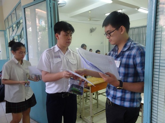 Le Hong Phong school scores highest marks in 10th grade entrance exam ảnh 1