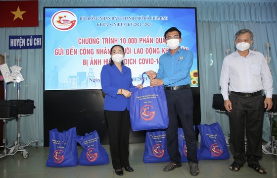 HCMC offers 10,000 presents to people facing difficulties due to pandemic ảnh 5