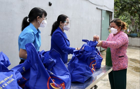 HCMC offers 10,000 presents to people facing difficulties due to pandemic ảnh 6
