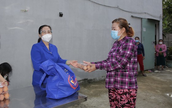 HCMC offers 10,000 presents to people facing difficulties due to pandemic ảnh 7