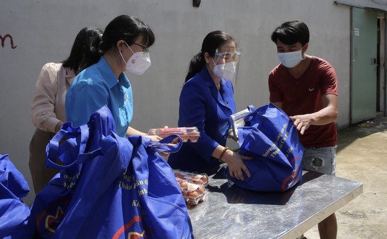 HCMC offers 10,000 presents to people facing difficulties due to pandemic ảnh 8