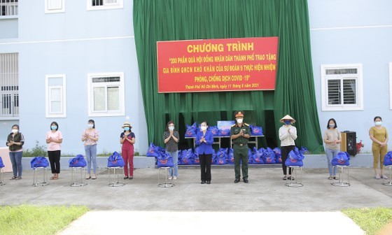 HCMC offers 10,000 presents to people facing difficulties due to pandemic ảnh 9
