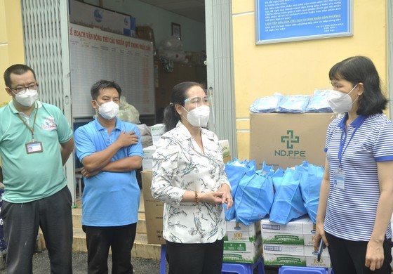HCMC People’s Council presents 100,000 medical masks to frontline force ảnh 2