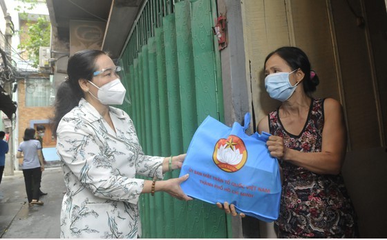 HCMC People’s Council presents 100,000 medical masks to frontline force ảnh 5