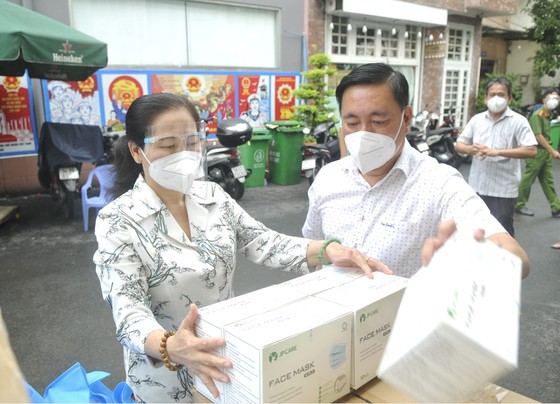 HCMC People’s Council presents 100,000 medical masks to frontline force ảnh 3