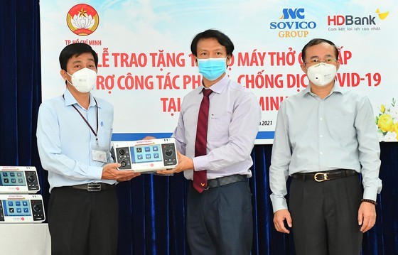 Businesses donate 100 ventilators, medical equipment to HCMC to battle Covid-19 ảnh 4