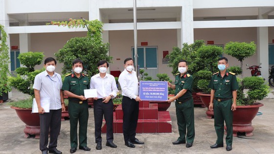 HCMC’s leaders visit people, frontline forces in districts ảnh 20