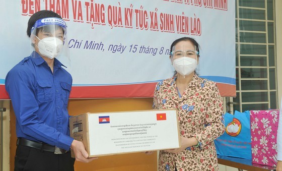 HCMC’s leaders visit people, frontline forces in districts ảnh 3