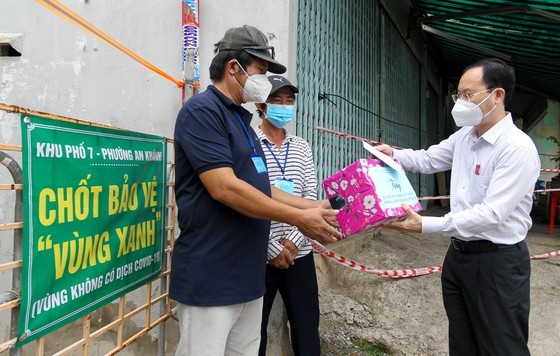 HCMC’s leaders visit people, frontline forces in districts ảnh 5