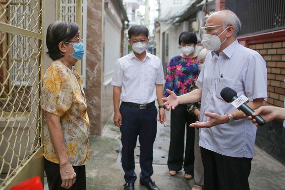 HCMC’s leaders visit people, frontline forces in districts ảnh 8
