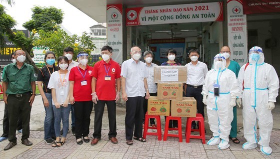 HCMC’s leaders visit people, frontline forces in districts ảnh 9