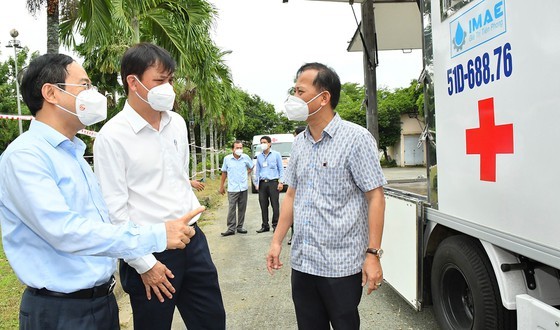 HCMC’s leaders visit people, frontline forces in districts ảnh 10
