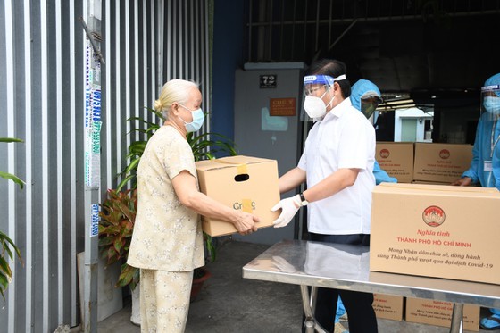 HCMC’s leaders visit people, frontline forces in districts ảnh 21