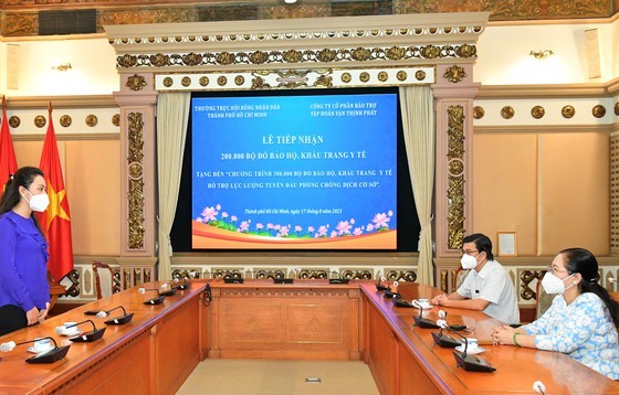 HCMC receives buses, medical equipment in aid to fight Covid-19 ảnh 6