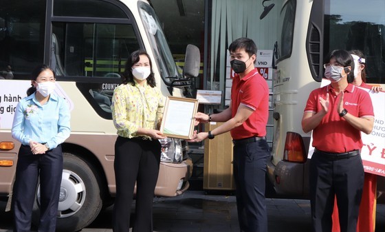 HCMC receives buses, medical equipment in aid to fight Covid-19 ảnh 3