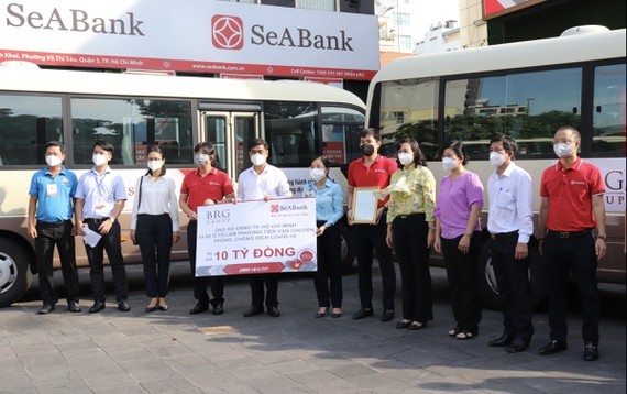 HCMC receives buses, medical equipment in aid to fight Covid-19 ảnh 1