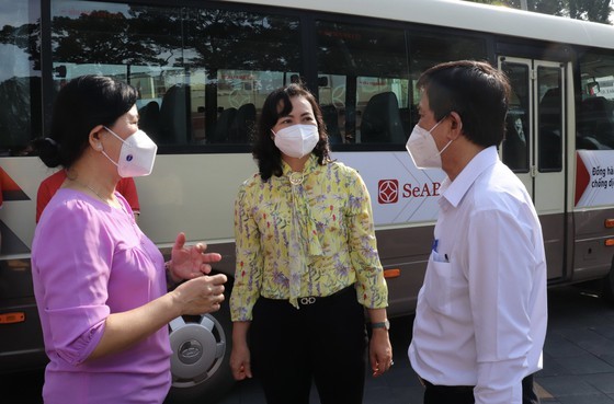 HCMC receives buses, medical equipment in aid to fight Covid-19 ảnh 2