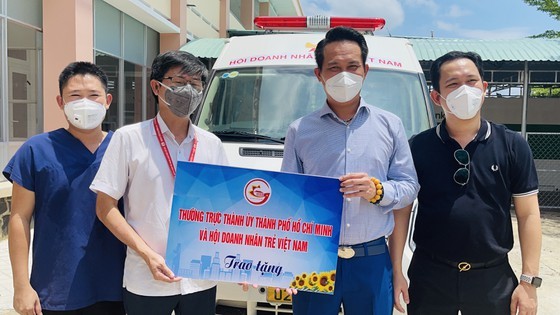 Deputy Party secretary of HCMC visits healthcare workers in Cu Chi ảnh 4