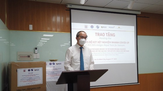 German state, business present Covid-19 rapid test kits to HCMC, Binh Duong ảnh 2