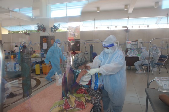 HCMC’s leader visits District 8’s Covid-19 treatment field hospital  ảnh 2