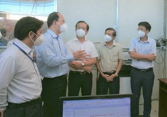 HCMC’s leader visits District 8’s Covid-19 treatment field hospital  ảnh 1