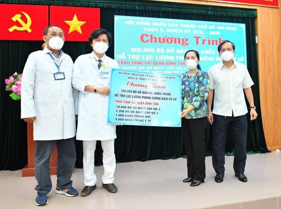 HCMC People’s Council presents 300,000 protective suits to frontline forces ảnh 1