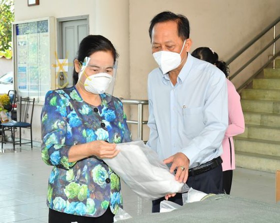 HCMC People’s Council presents 300,000 protective suits to frontline forces ảnh 2