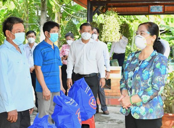 HCMC People’s Council presents 300,000 protective suits to frontline forces ảnh 3
