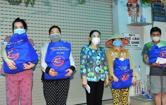 HCMC People’s Council presents 300,000 protective suits to frontline forces ảnh 4