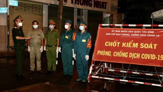 Military force begins campaign against Covid-19 in HCMC ảnh 3