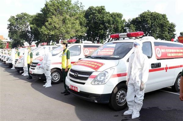 Defence ministry hands over 30 ambulances to support HCMC's Covid-19 fight ảnh 1