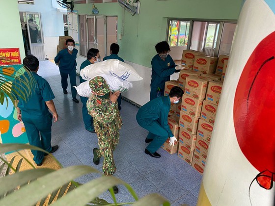 Troopers, public servants deliver groceries to people’s doorstep ảnh 2