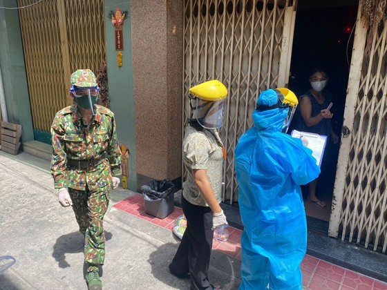 Troopers, public servants deliver groceries to people’s doorstep ảnh 5