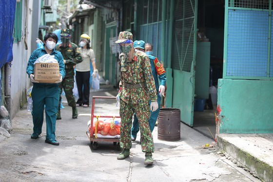 Troopers, public servants deliver groceries to people’s doorstep ảnh 8