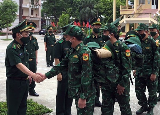 More military medical forces sent to South to help localities fight pandemic ảnh 2
