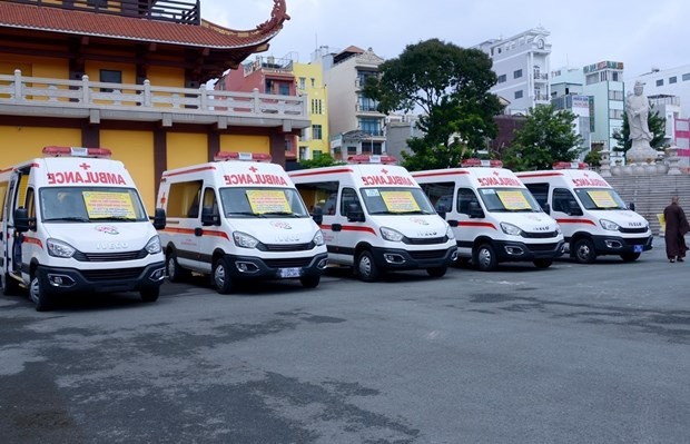HCMC Buddhist Sangha donates ambulances to help with Covid-19 control ảnh 1