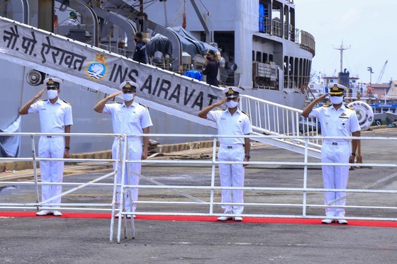 Indian Navy’s ship arrives in HCMC with relief medical supplies ảnh 1