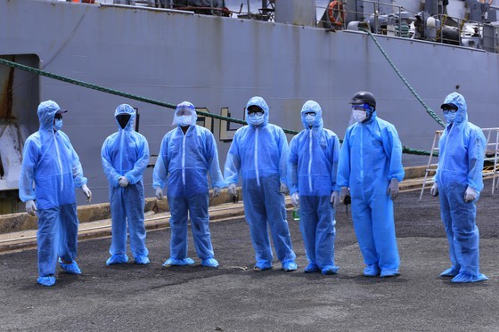 Indian Navy’s ship arrives in HCMC with relief medical supplies ảnh 4