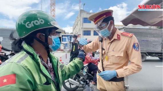 Shippers delivering essential goods get free Covid-19 test ảnh 1