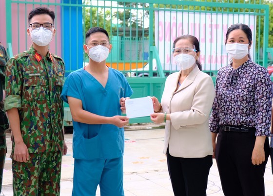 HCMC People’s Council offers Covid-19 relief supplies to districts ảnh 6