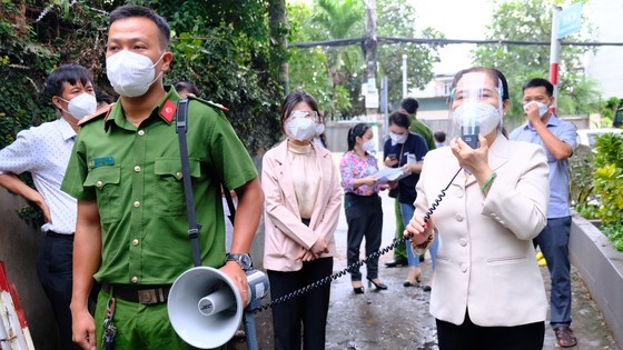 HCMC People’s Council offers Covid-19 relief supplies to districts ảnh 7