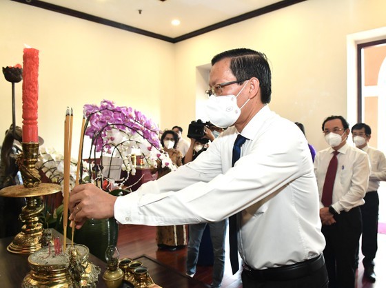 HCMC leaders pay tribute to late Presidents on National Day ảnh 4