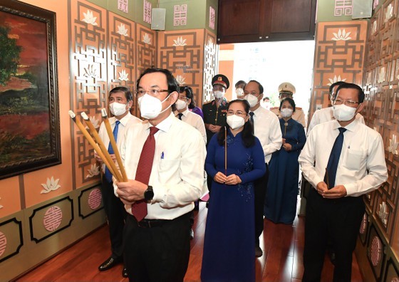 HCMC leaders pay tribute to late Presidents on National Day ảnh 5