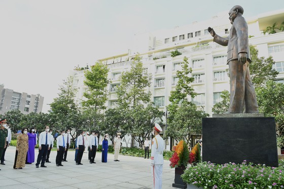 HCMC leaders pay tribute to late Presidents on National Day ảnh 1
