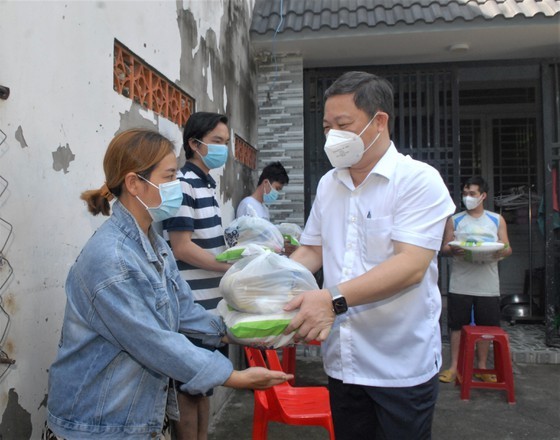 HCMC’s Vice chairman inspects home isolation for asymptomatic cases in Hoc Mon ảnh 1