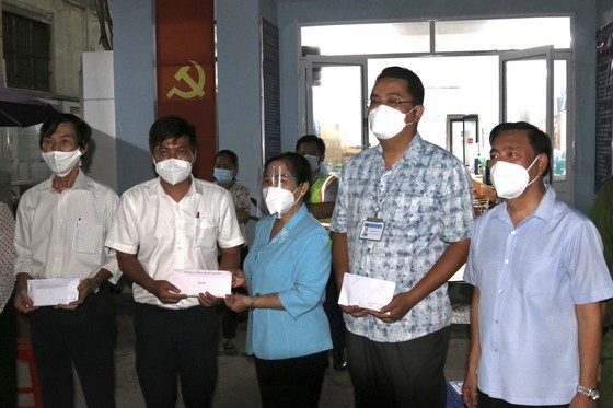 HCMC People's Council leader visits, presents gifts to District 3’s officials ảnh 2